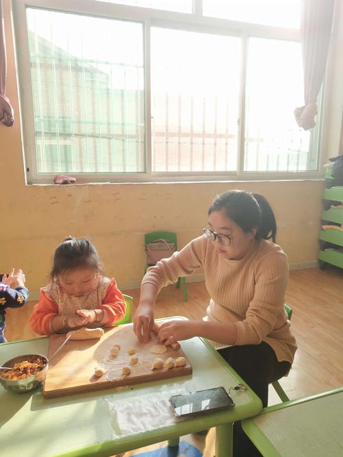 博艺庄里幼儿园,小1班"冬至亲子包饺子"活动
