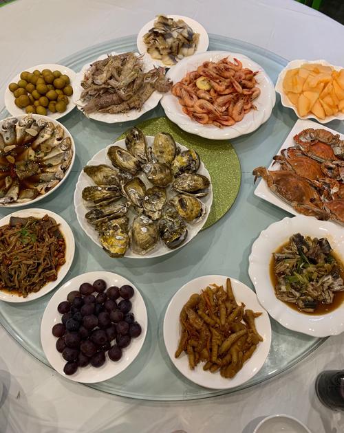 到了晚上,我们品尝了丰盛的洞头海鲜大餐和特色小吃