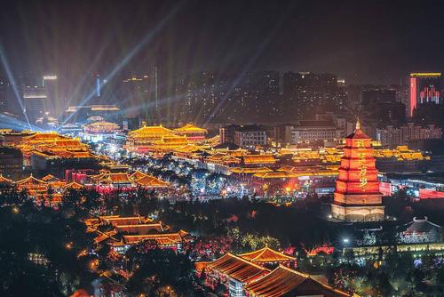 西安市大雁塔,大唐不夜城夜景.(来源:视觉中国)