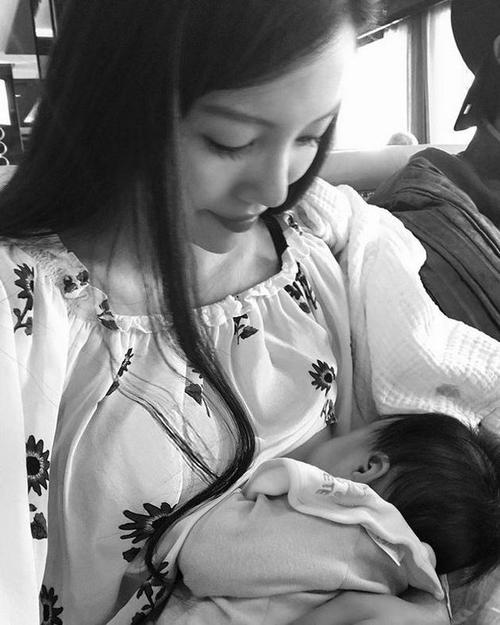 王力宏妻子晒喂母乳旧照 神色温柔母爱满满