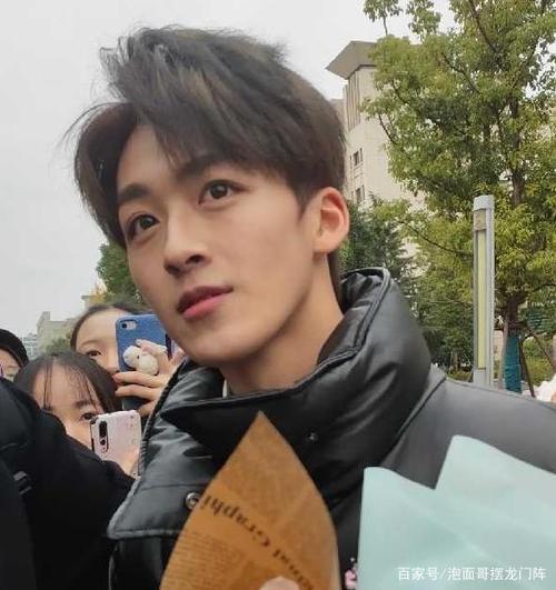 何洛洛素颜艺考被围观,路人关掉十级美颜后,18岁的