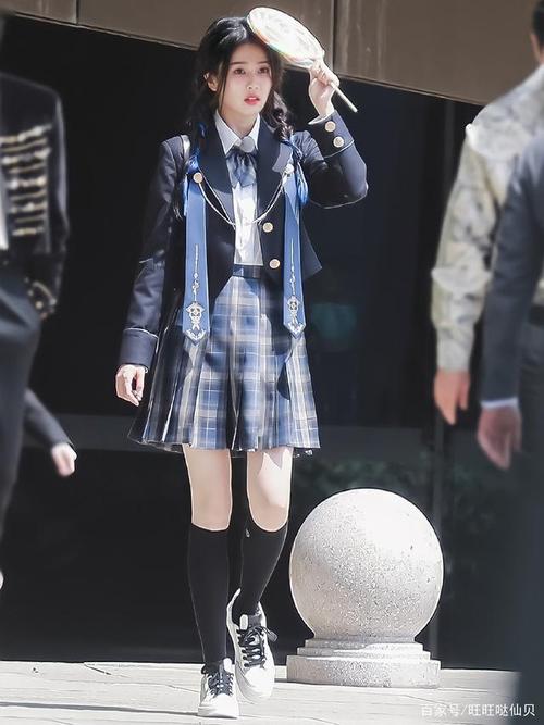 白鹿穿jk制服参加节目,青春靓丽又养眼!jk制服真"火"!