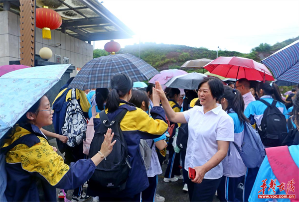 逐梦新征程青春再启航麻阳锦江中学举办毕业生欢送会