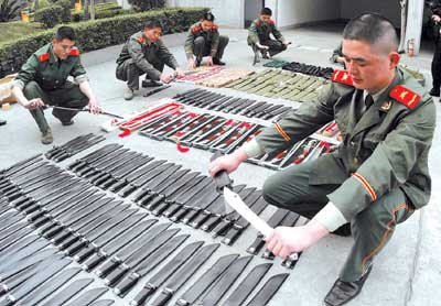 图文在福州近千把管制刀具被查获