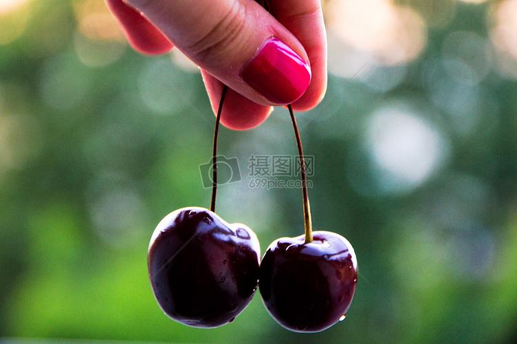手里拿着的樱桃