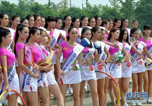 当日,参加2012年全球比基尼小姐中国总决赛的佳丽们在河南省焦作市