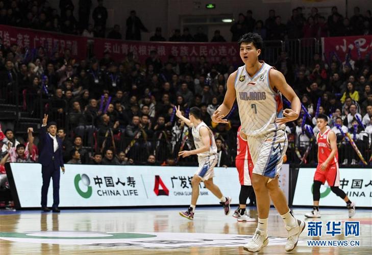 1月3日,新疆广汇汽车队球员俞长栋(前)命中关键远投球后庆祝.