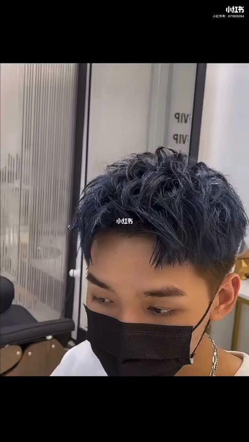男士碎盖|男士染发短发发型蓝黑色 回碎盖十蓝黑色质感发色 潮男必备