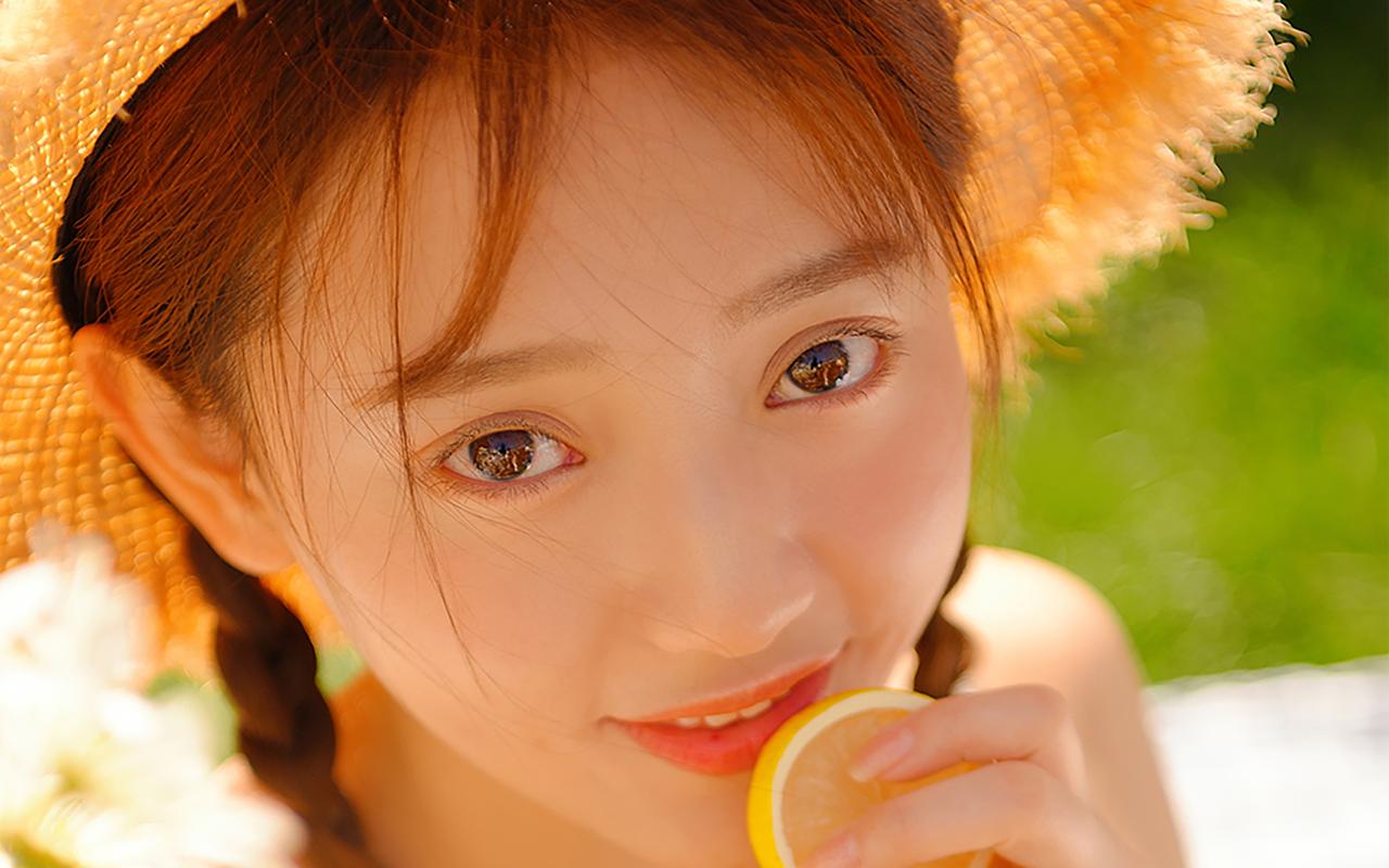 户外阳光女孩唯美写真高清电脑桌面壁纸