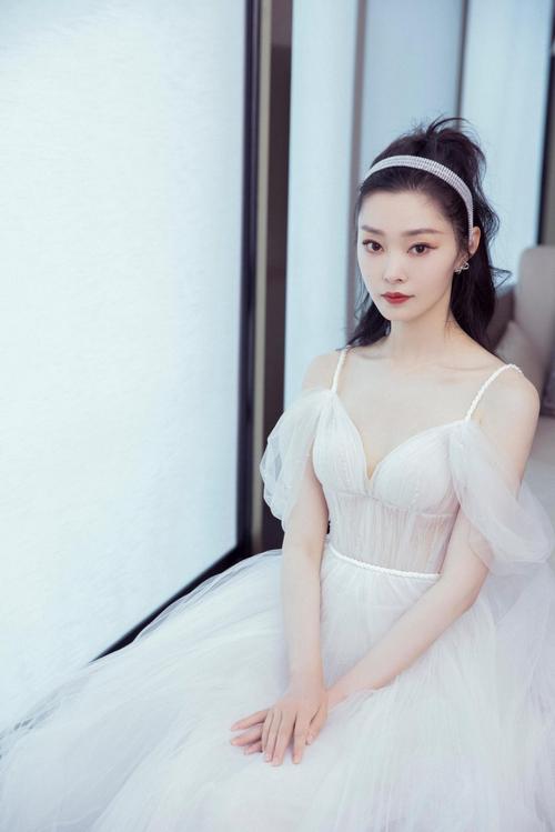 宋轶出演赘婿女主角翻红身穿一袭白色吊带裙亮相高贵优雅