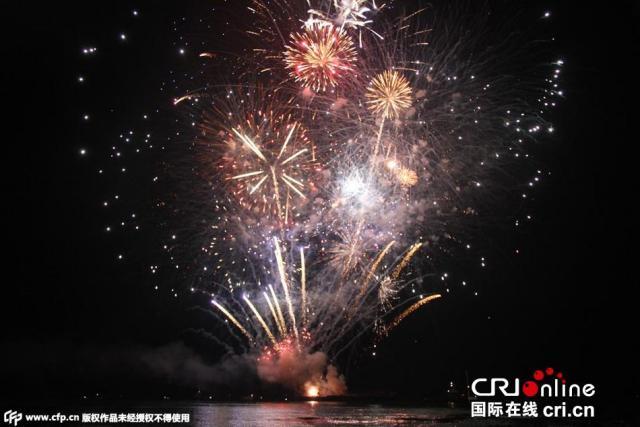 国际烟花节在荷兰举行 炫美焰火绽放夜空(高清组图)