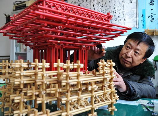 河北沧县59岁农民创作秸秆扎编工艺品上百件