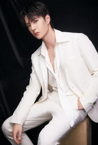 王一博纯白西装帅气图片写真19