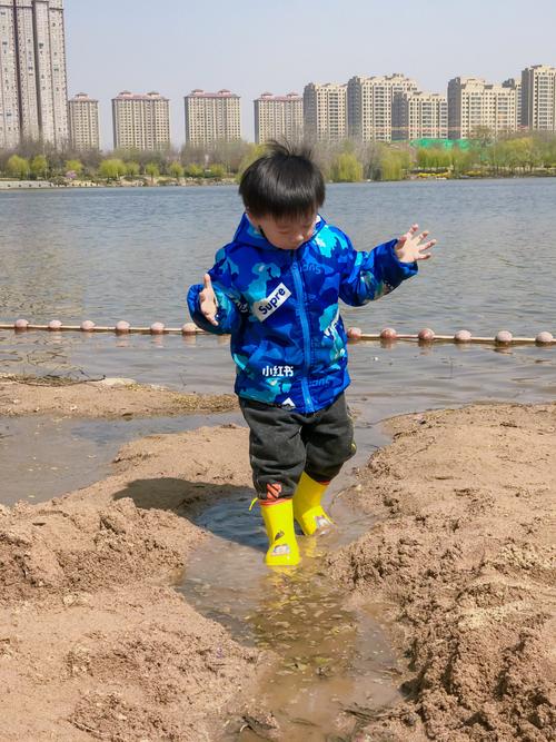 你家也有喜欢玩水的小朋友吗_周末去哪儿_萌娃_宝宝