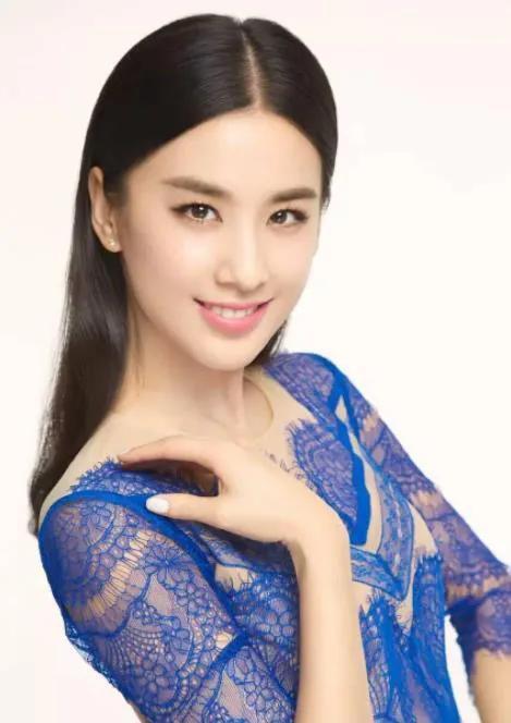 时尚靓丽的女星黄圣依