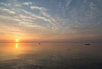 海面上升起的太阳图片