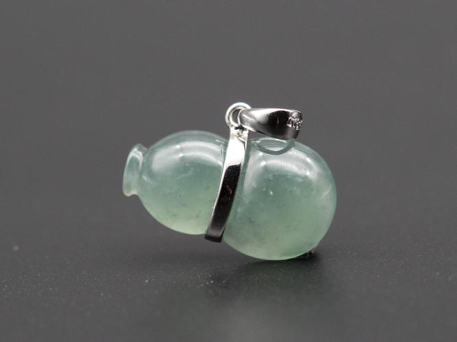 18k铂金镶嵌冰种翡翠葫芦小吊坠