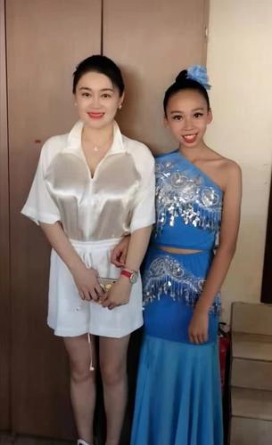 36岁赵本山女徒弟关婷娜和友人喝酒!身材发福却独具风韵!