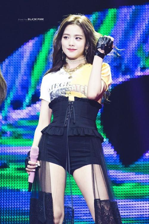 10 倍视觉的blackpink的金智秀jisoo穿起华丽的束(腰)