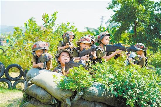 在南海区青少年军校,孩子们玩了真人cs对抗游戏.