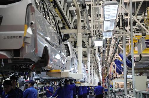 2月17日,上汽通用五菱青岛分公司刚刚下线的新能源汽车整齐的摆放在