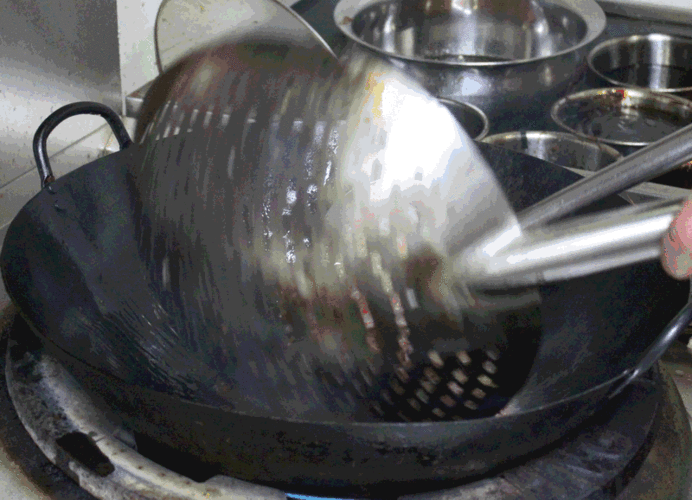 先是大火爆炒所以自然不像速成鸡那么快做好都是老板从养殖场精挑细选