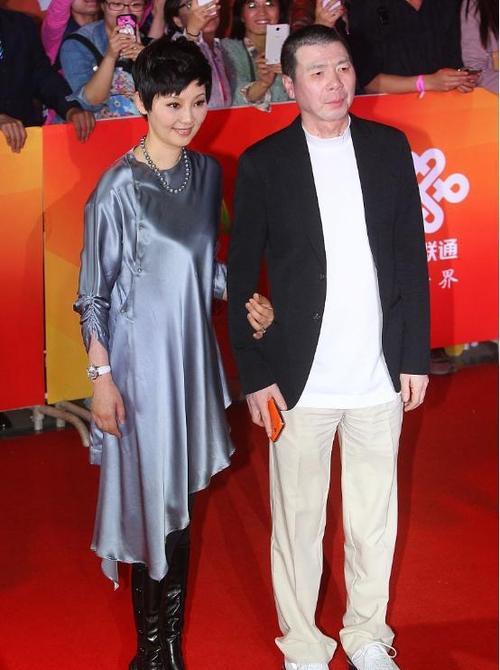 冯小刚携妻子出席活动,徐帆一头短发端庄大气,站在身旁小鸟依人