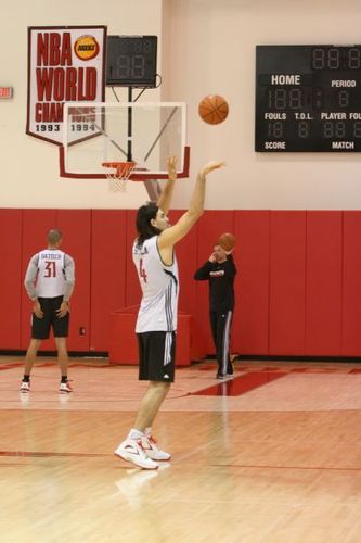 斯科拉穿的是anta scola; 影帝标准的投篮姿势