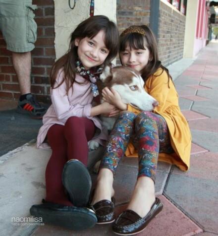 混血双胞胎naomi and lisa