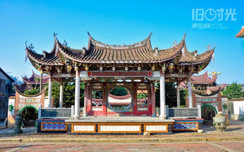 有对联云:慕梅雪名何妨到此寻幽访古;看莆仙戏总要来些逸致闲情