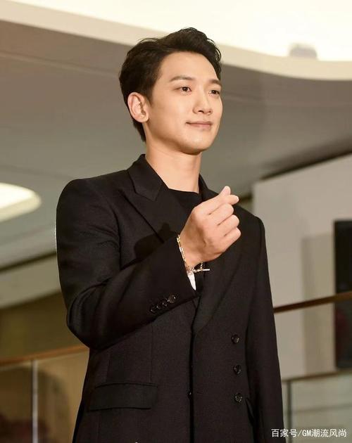 15日韩国歌手rain(郑智薰)在自己的instagram上传了自己的近况照片.