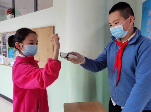 进班测体温,看我们的李博阳同学认真可爱负责任,同学们也是相互配合