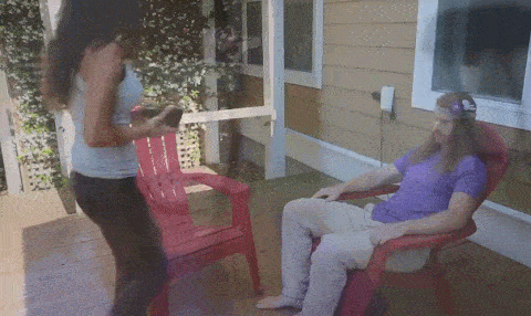 搞笑美女动态图gif:前女友忽然问我借钱,还说不还?