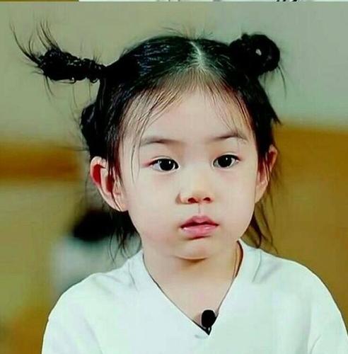 戚薇的女儿lucky真名叫李乐祺,浓眉大眼,和戚薇长得太像了,从小就爱美