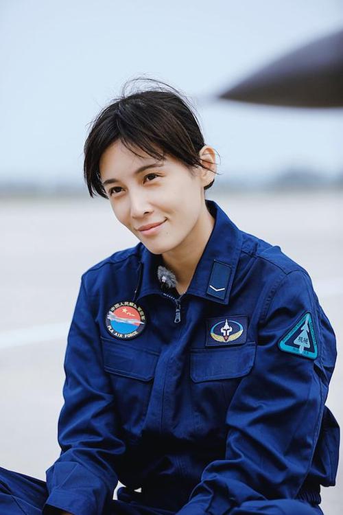 中国空军地勤同样值得尊敬,地勤工作服蓝的耀眼