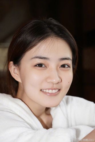 天命皇后徐璐身穿浴袍晒素颜照巧笑嫣然清纯可爱
