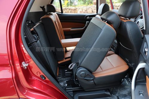 长安cx70图库中排座椅是可以前后移动和调整靠背的.