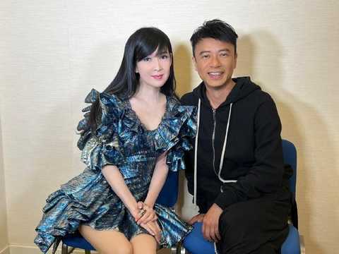 除了独唱之外,周慧敏还和李克勤同台合唱了《万千宠爱在一身》,如今