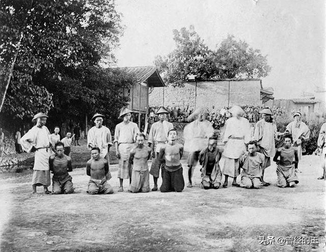 珍贵老照片:直击清末民初,斩首犯人现场,小脚女人凌迟