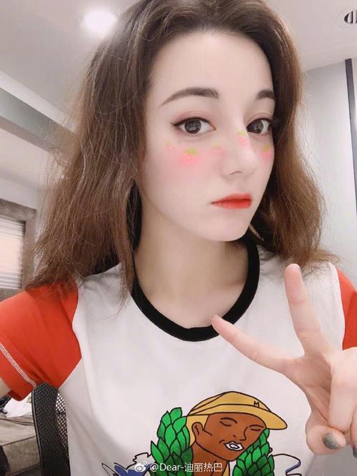 终于营业啦!迪丽热巴自拍用可爱滤镜贴纸少女心炸裂