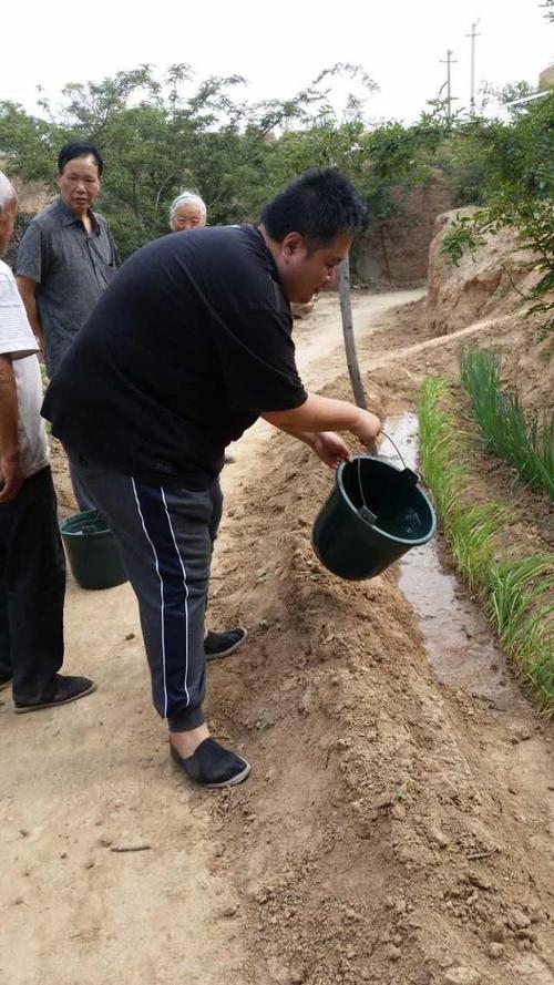 第一书记帮群众干活