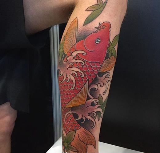 小腿传统鲤鱼海浪纹身图案