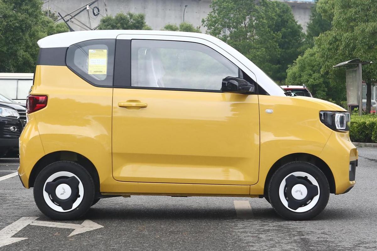 3万多起配双色车身每公里5分钱带你看五菱宏光miniev马卡龙