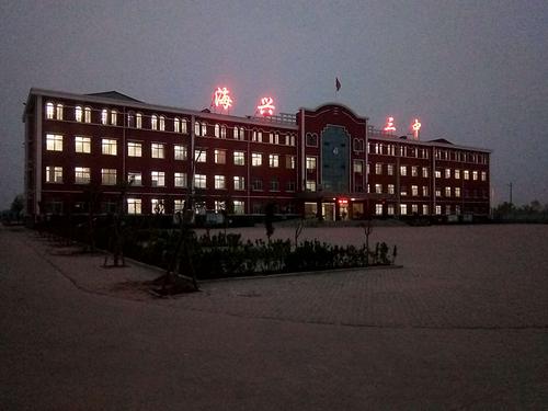 春天里美丽的海兴县第三中学