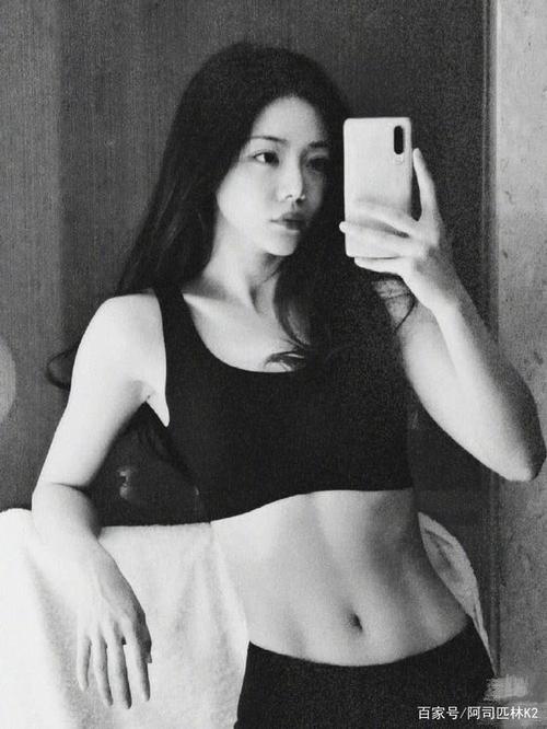 "小姨妈"邓家佳晒健身照,火辣性感,为什么离婚后爱上