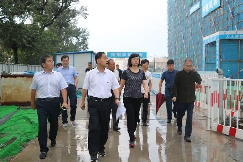 周村区委副书记,区长刘伟到丝绸路小学建设现场调研