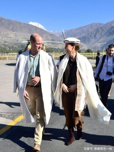 威廉王子和凯特王妃访问巴基斯坦两人相视一笑十分养眼太甜了