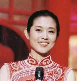 倪萍自曝年轻时最美如果重返18岁即使身上披块布也最出众