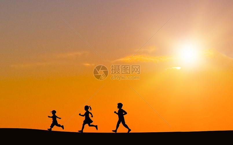 夕阳下奔跑的小孩剪影