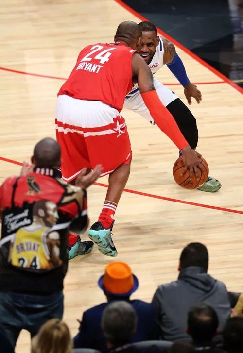 在赛前,科比与克里斯-保罗的小儿子单挑的温馨.